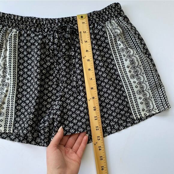 Bebop Women's Patterned Shorts Size Large Lightweight Black and White Boho - Picture 6 of 6